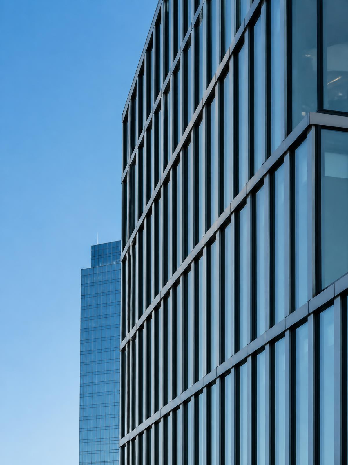 Fassade eines modernen Bürogebäudes im Frankfurter Finanzviertel